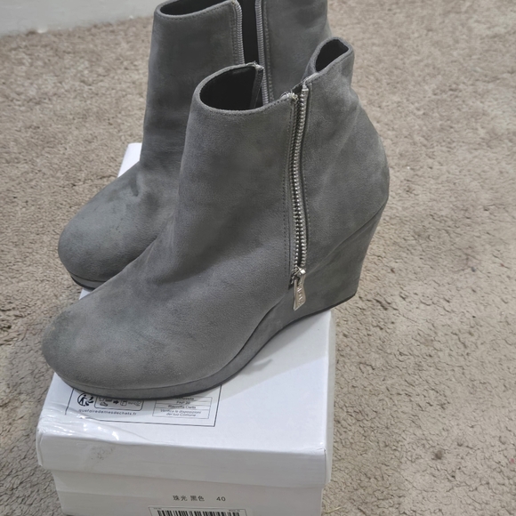 Women Shoes - Picture 3 of 5